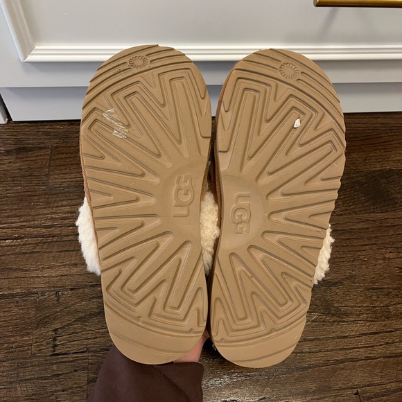 UGG Slippers girls size 4 - Picture 6 of 6